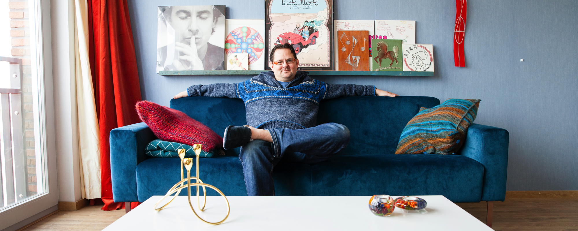 Een bewoner zit relaxed op zijn bank