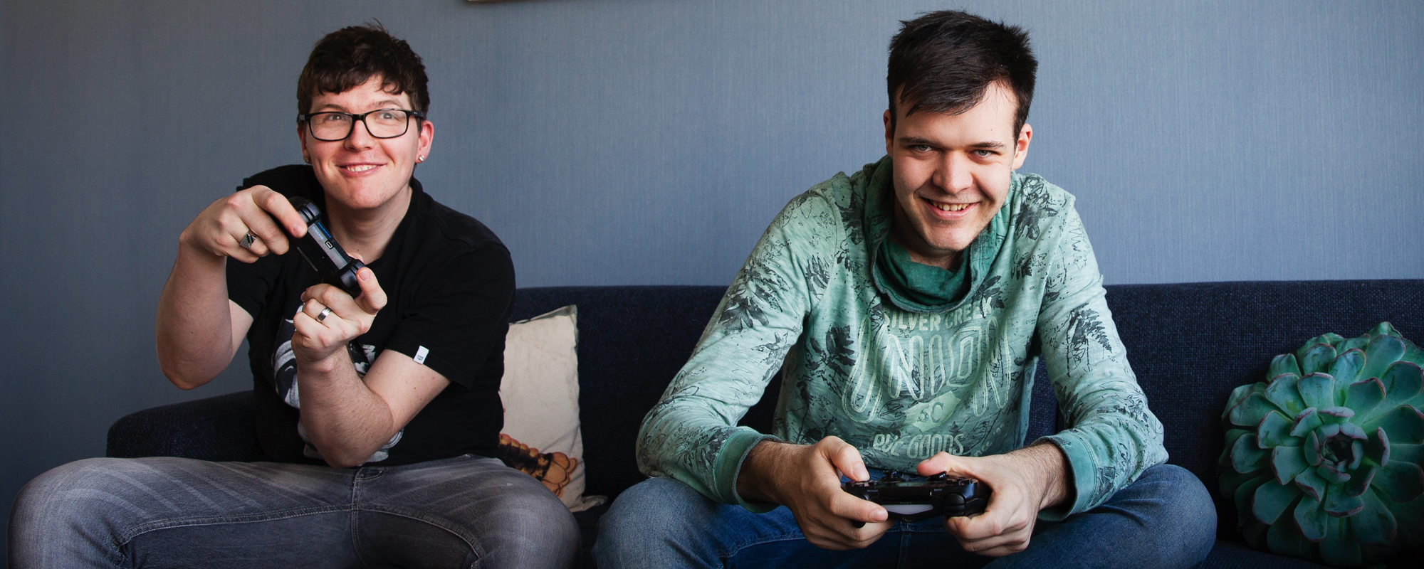 Twee bewoners zijn aan het gamen