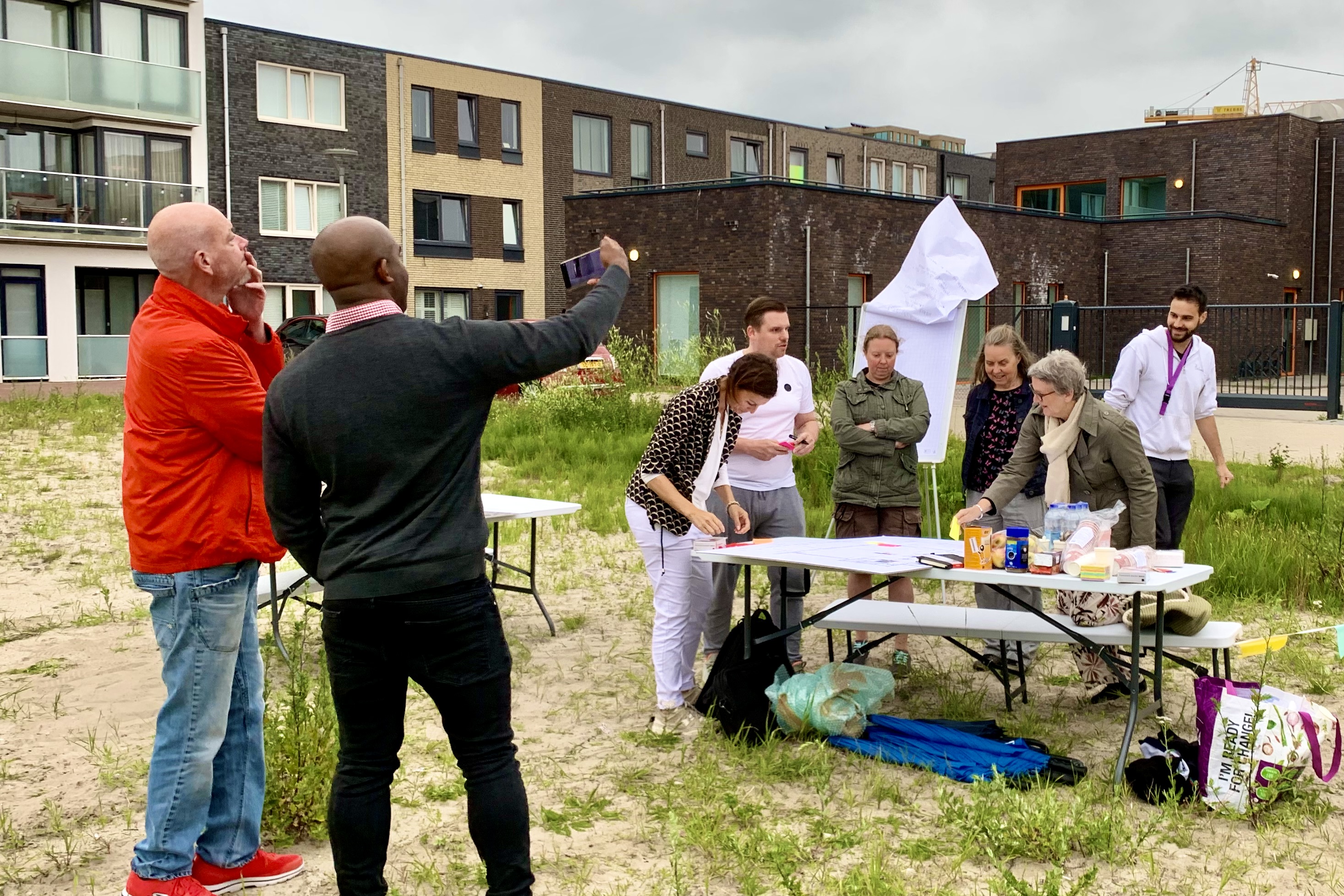 De buren bespreken ideeën voor Homerusplace