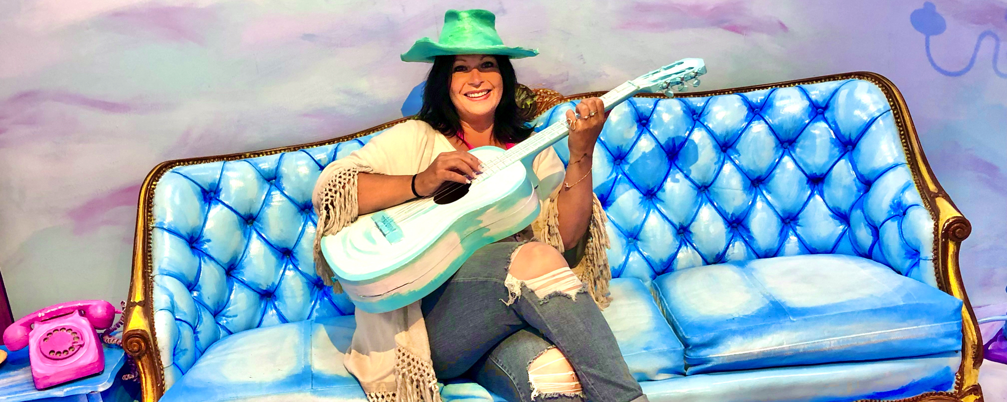 Barbara met een gitaar in een schilderij