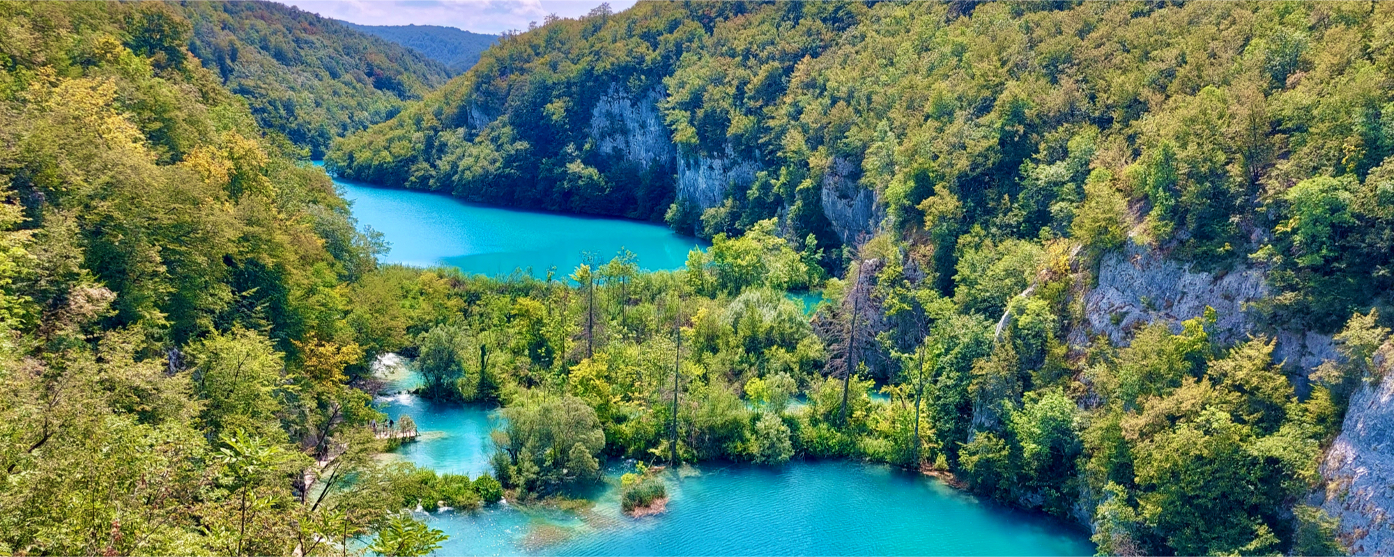 Blauw meer in een groene vallei
