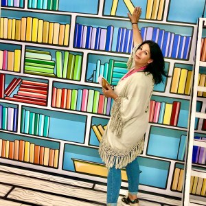 Barbara bij een getekende boekenkast