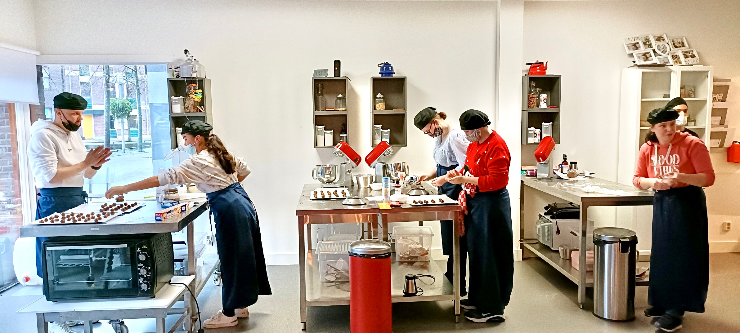 Medewerkers van De Koekerij in actie