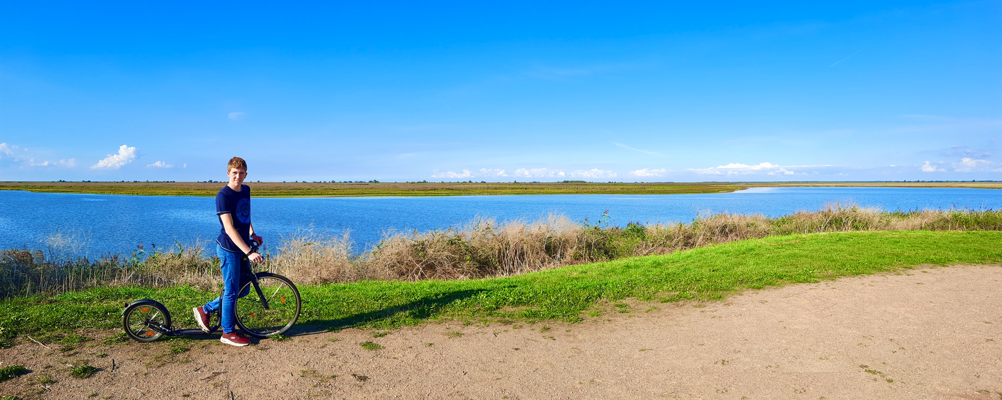 Kevin met de step op het strand