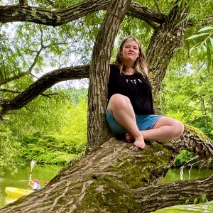 Dana zit op haar gemak in een mooie boom