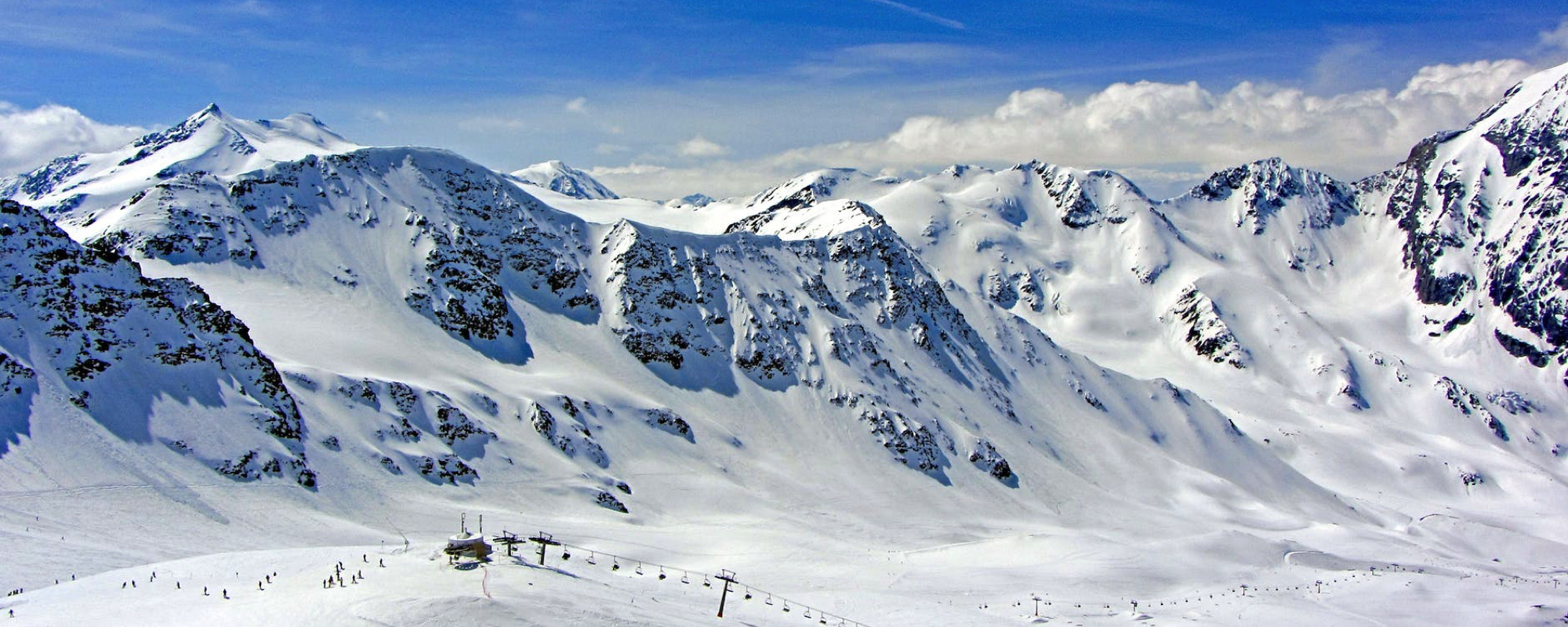 Een skipiste in de zonnige bergen