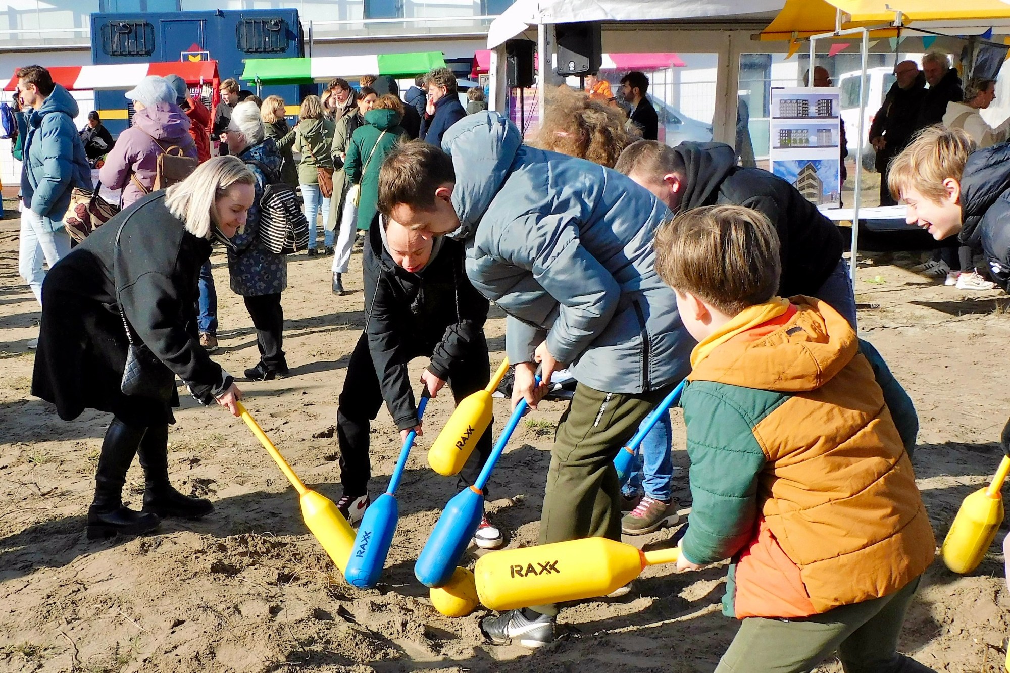 Knotshokey met bewoners en buren