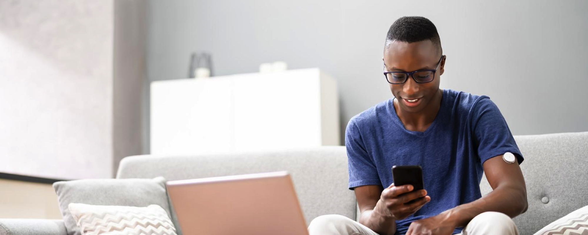 Vrolijke jongeman met een sensor op zijn arm