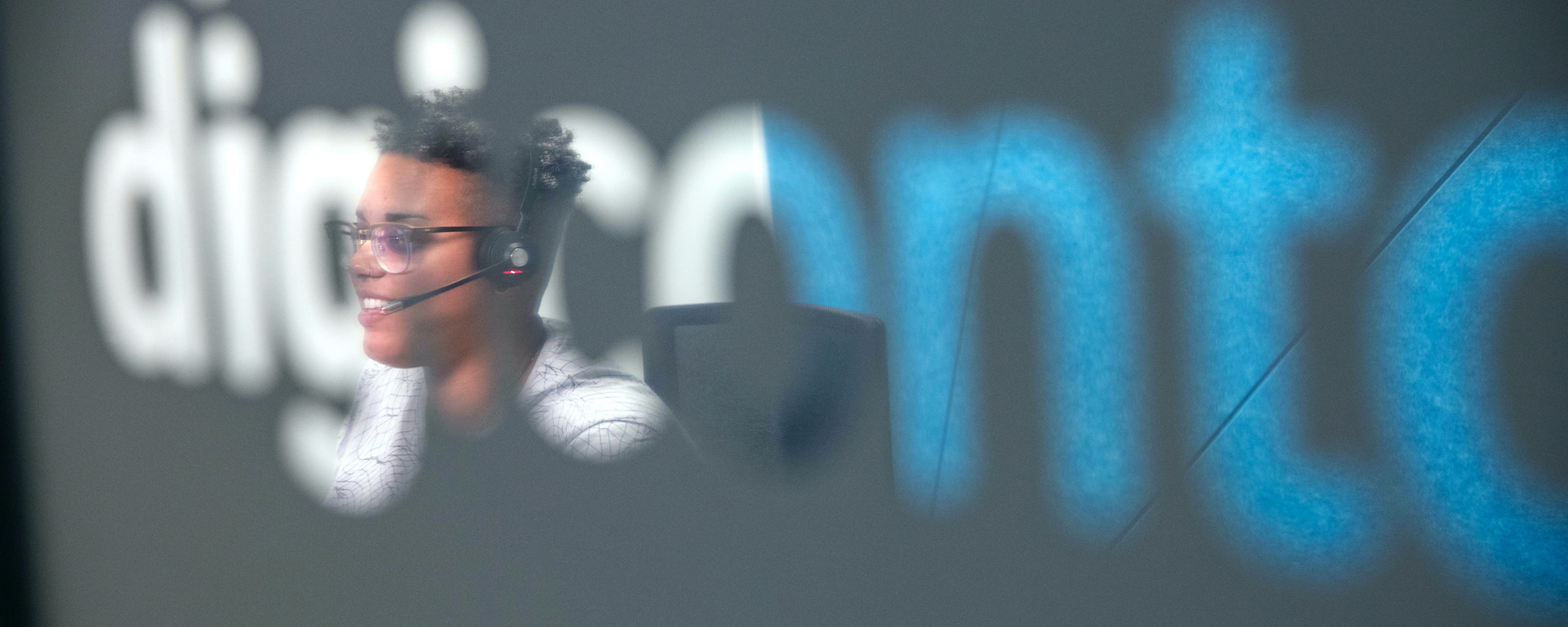 Logo van Digicontact met een medewerker