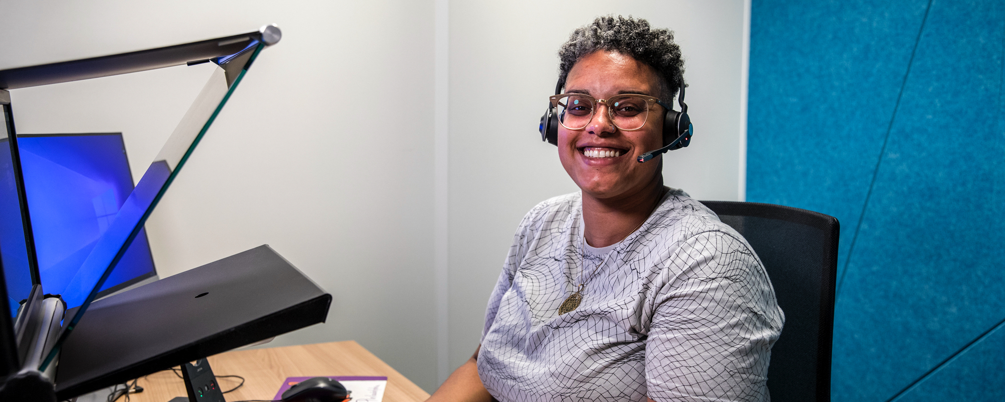 Medewerker van Digicontact achter haar beeldscherm