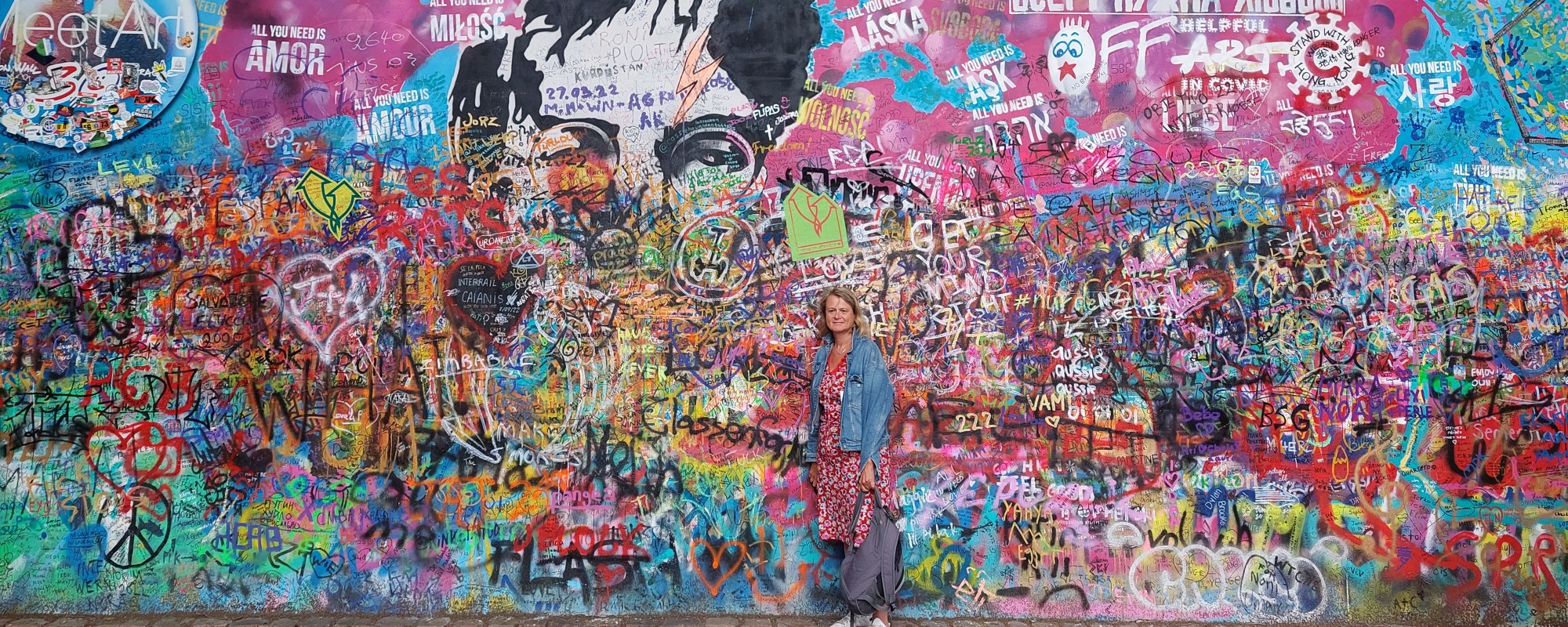 Marianne voor een kleurrijke graffiti wand