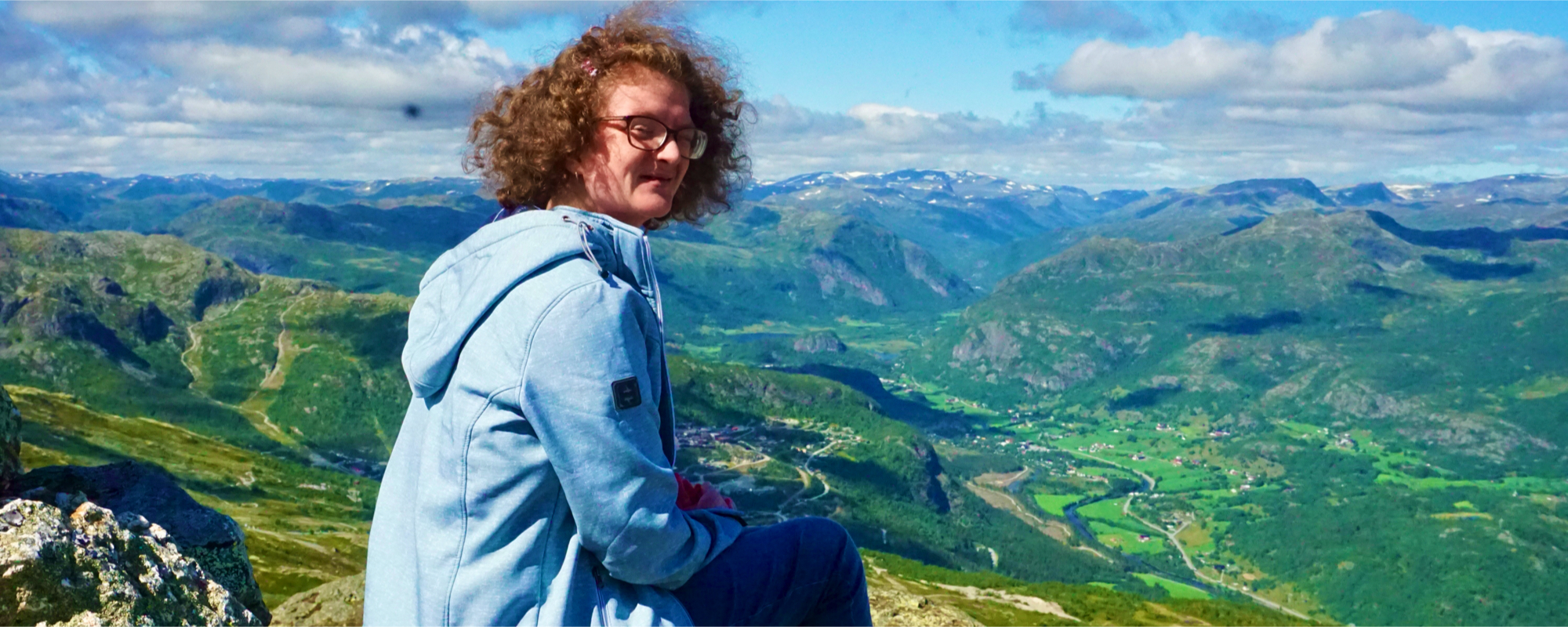 Rachel kijkt uit over de bergen