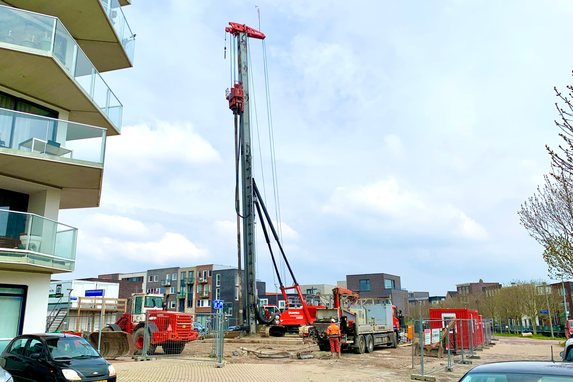 De bouwplaats met de heimachine