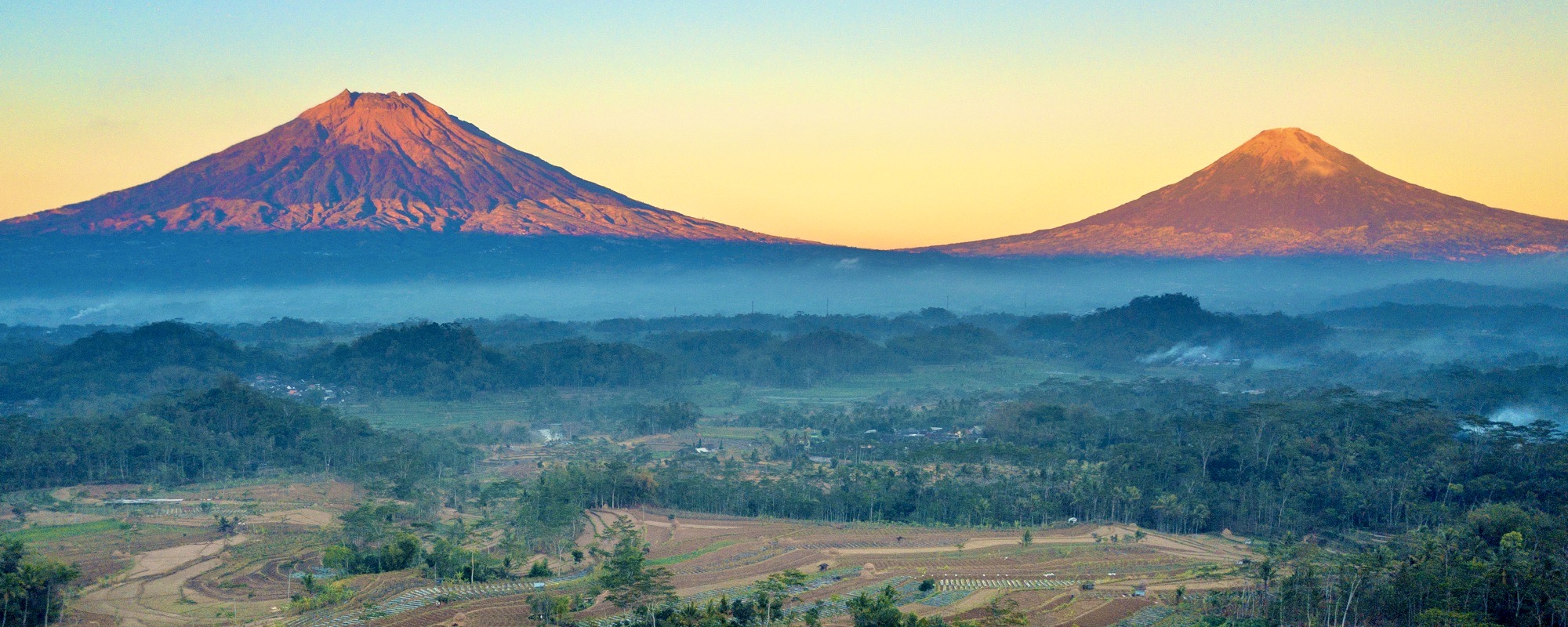 De tweeling bergen Sindoro and Sumbing in Parakan