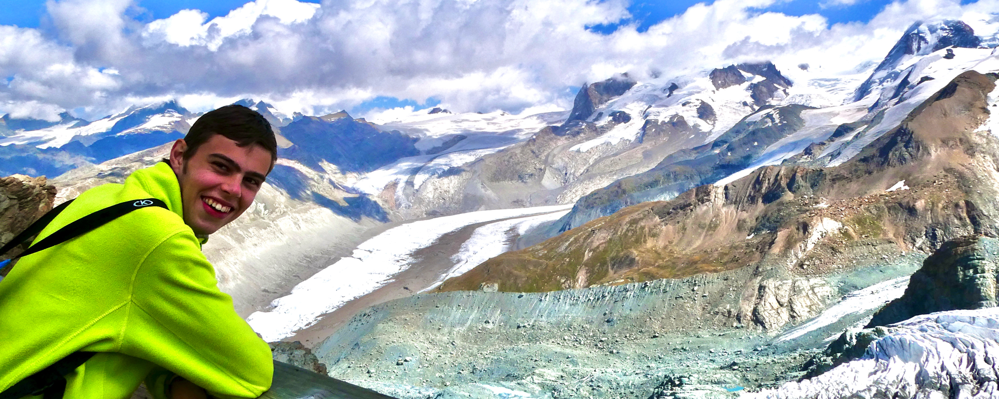Marijn kijkt uit over de bergen
