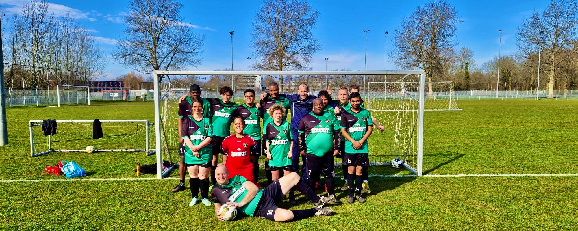 Meeuwis en zijn voetbalteam bij FC Almere