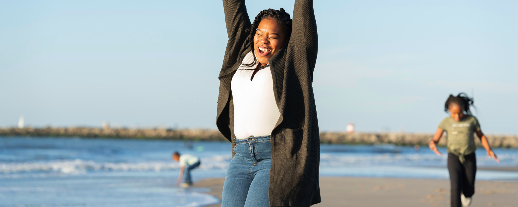 Meredith op het strand met haar kinderen