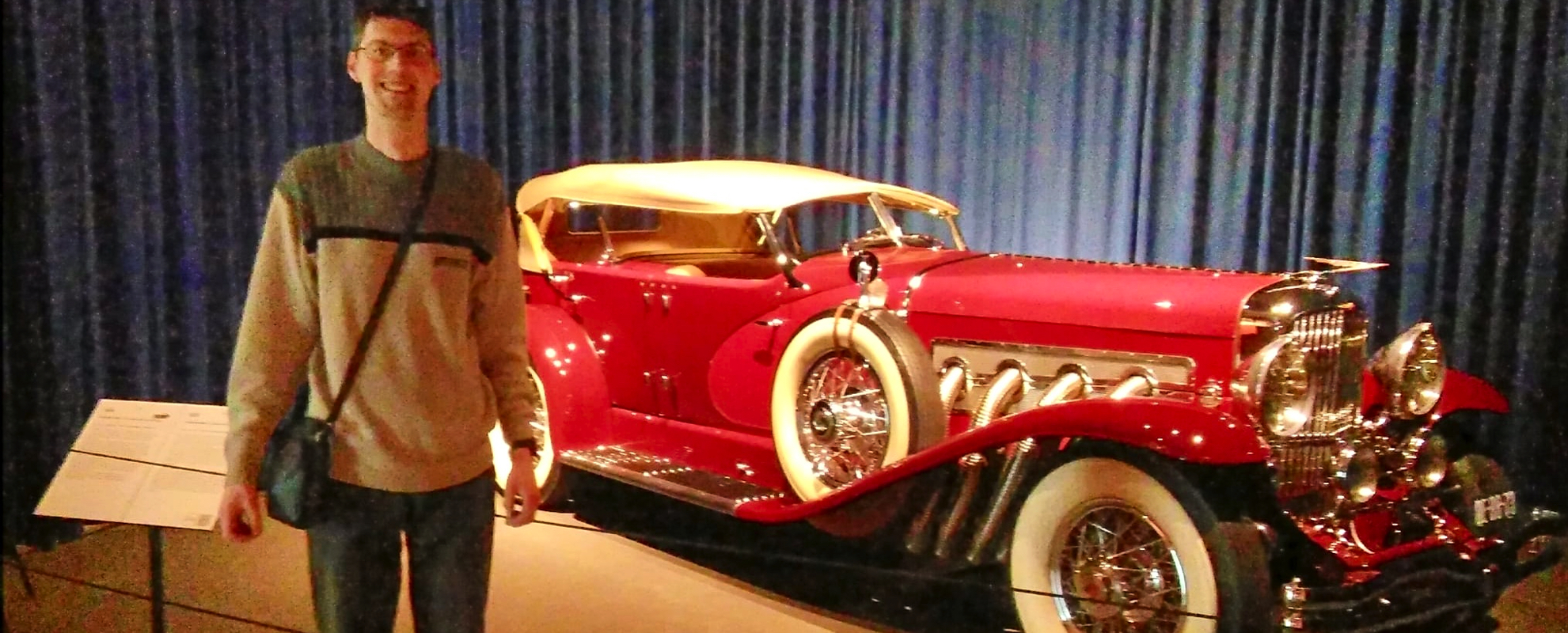 Peter naast een hele mooie old timer auto