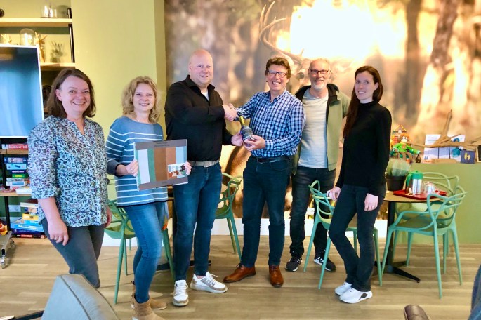 Medewerkers van TopCare en Philadelphia schudden elkaar de hand