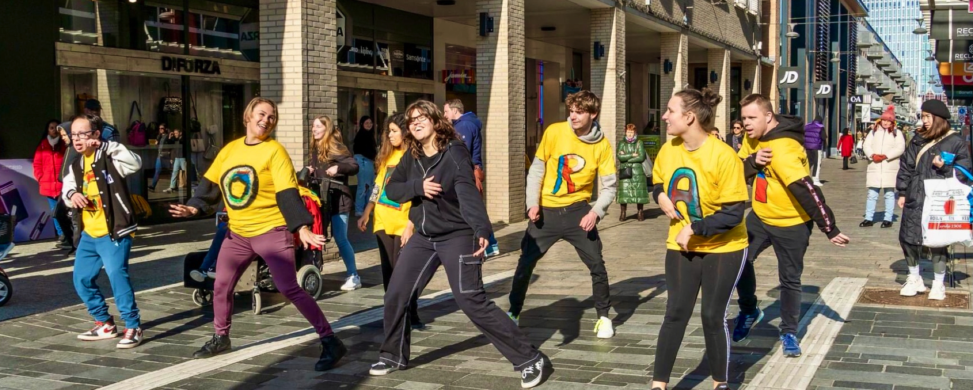 Celsey danst met haar groep op straat
