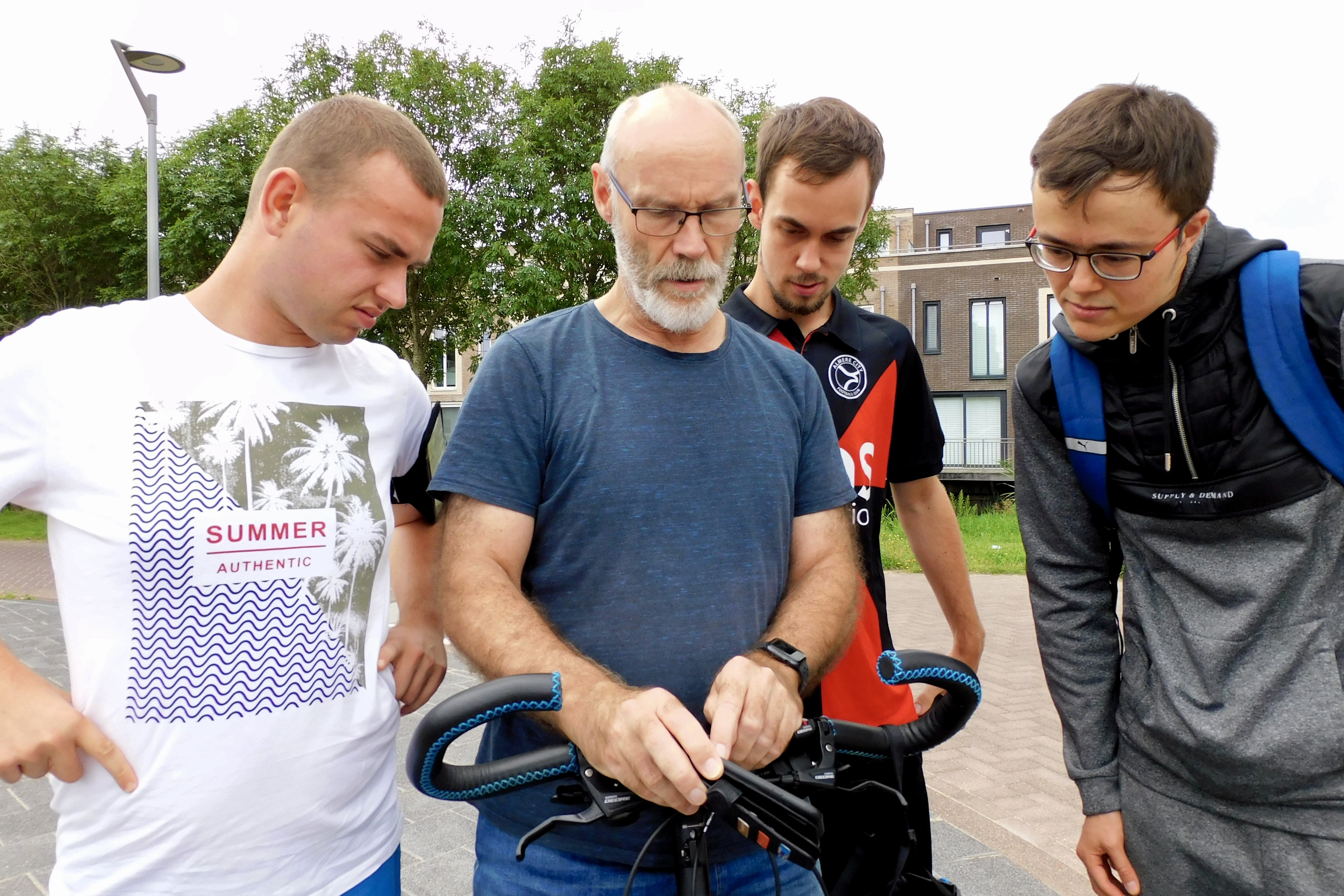 Sander, Marc en Kevin krijgen instructies voor de route