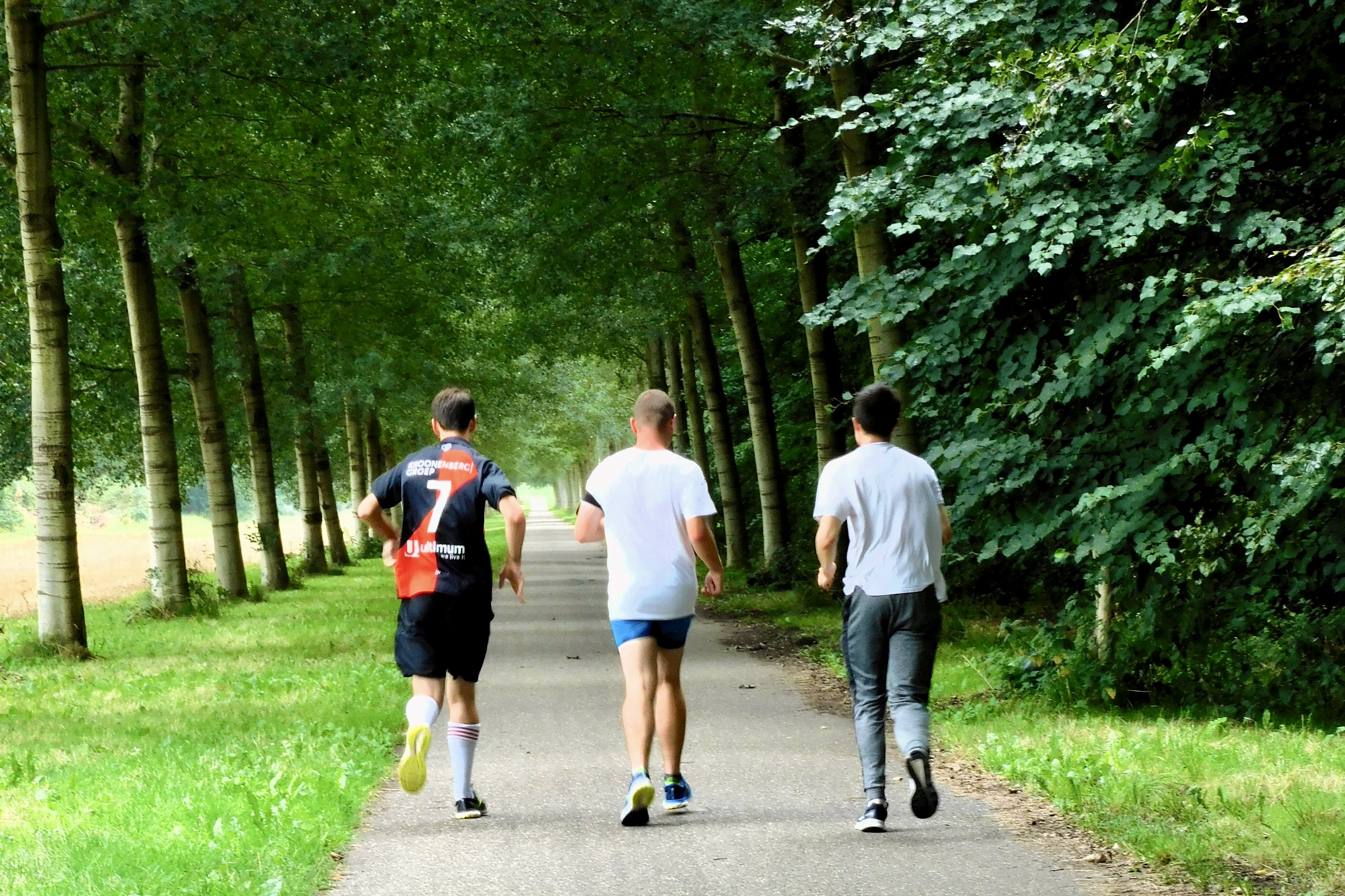 Sander, Marc en Kevin hardlopend door het bos