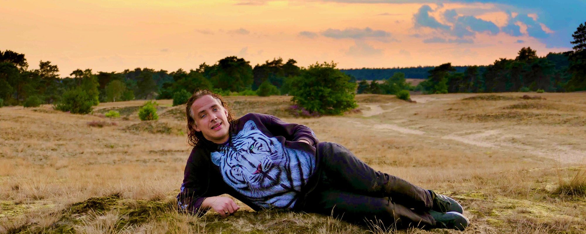 Yorick relaxed op de heide