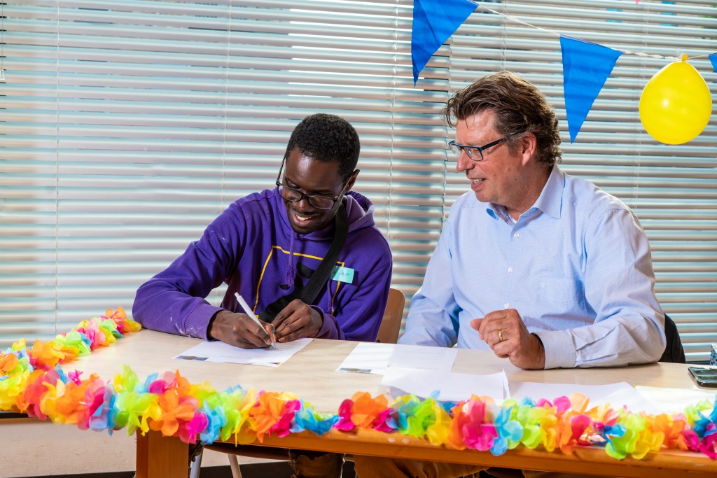 Toekomstig bewoner zet een handtekening