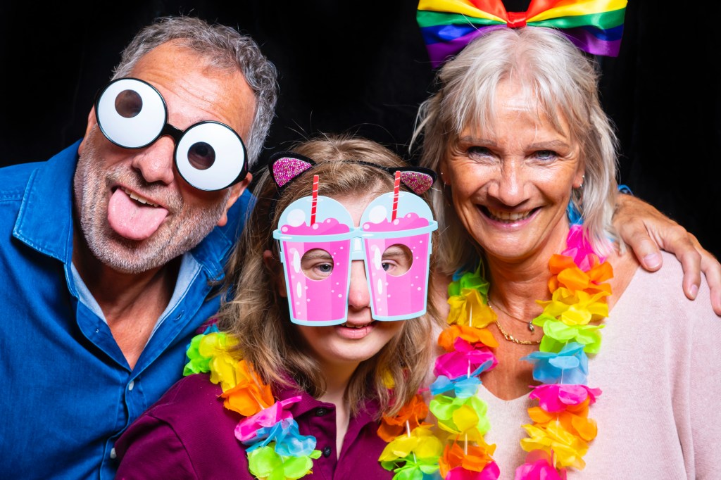 Toekomstig bewoner en haar ouders kleurrijk uitgedost