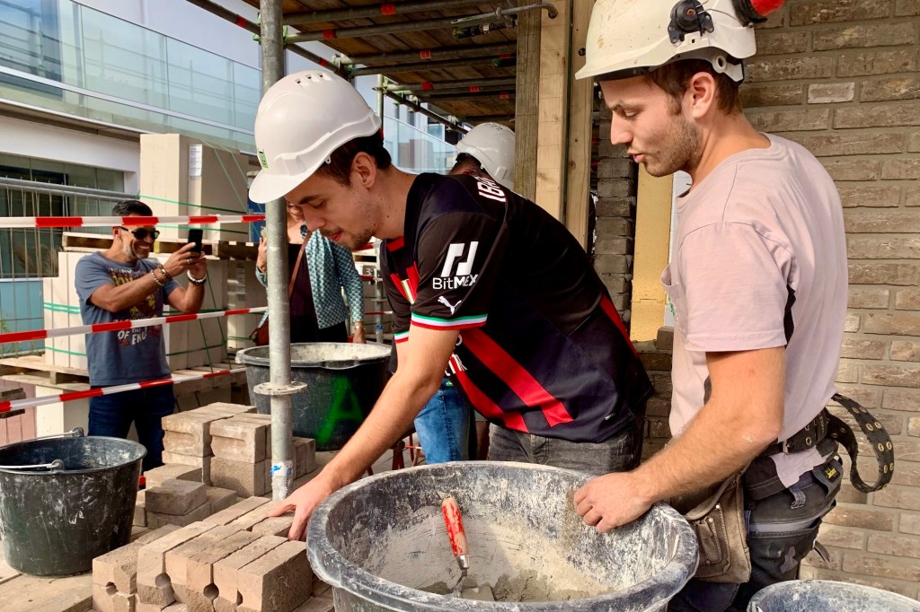 Toekomstig bewoners metselt een steen