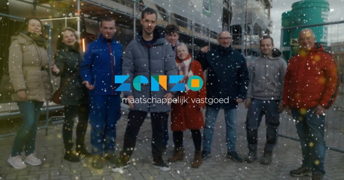 Groep bewoners en ouders achter het logo van Zenzo
