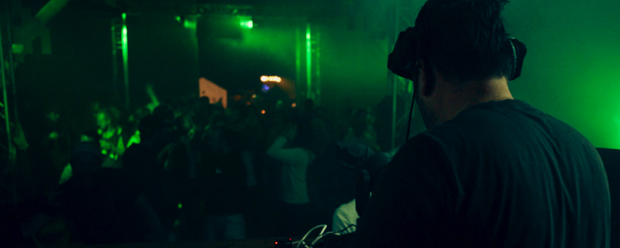 Foto van Joost aan het werk als DJ