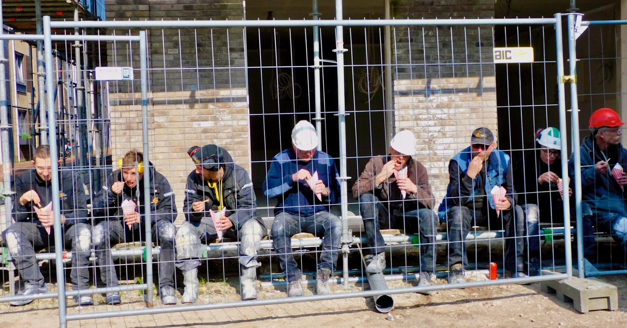 Bouwvakkers eten een frietje