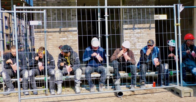 Bouwvakkers eten een frietje