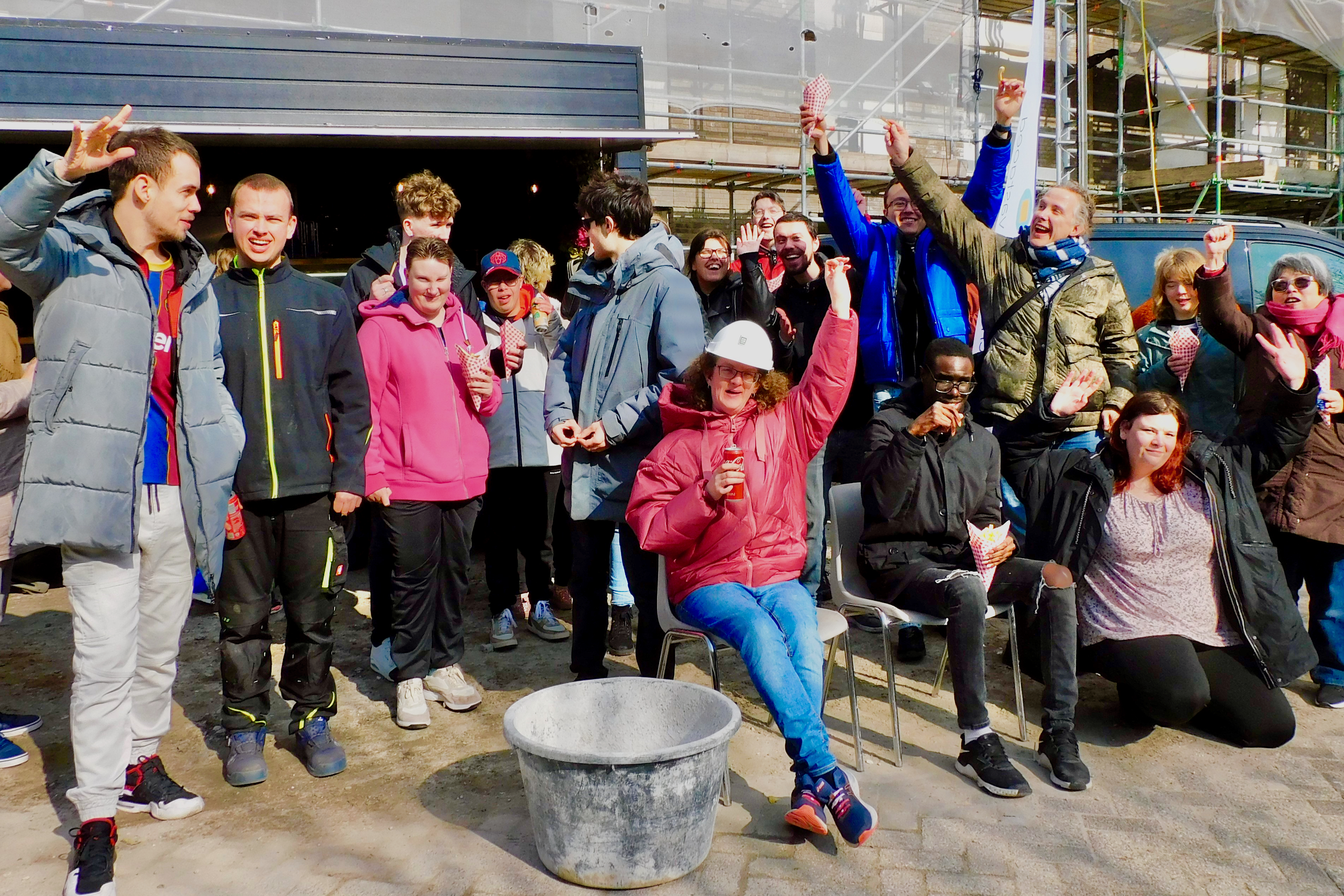 Groepsfoto van bewoners bij viering van het hoogste punt