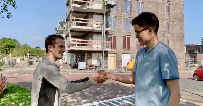 Kevin en Patrick in gesprek voor het Homerushuis