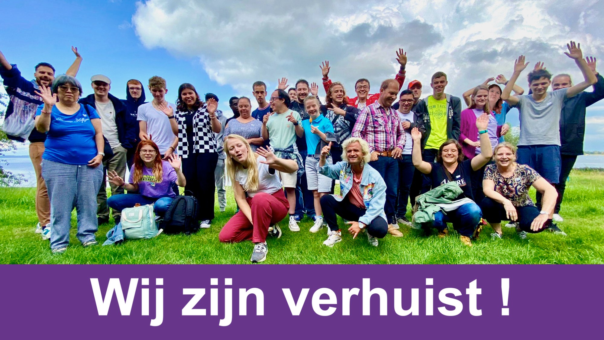 Groepsfoto van de bewoners van 't Homerushuis met de tekst Wij zijn verhuist!